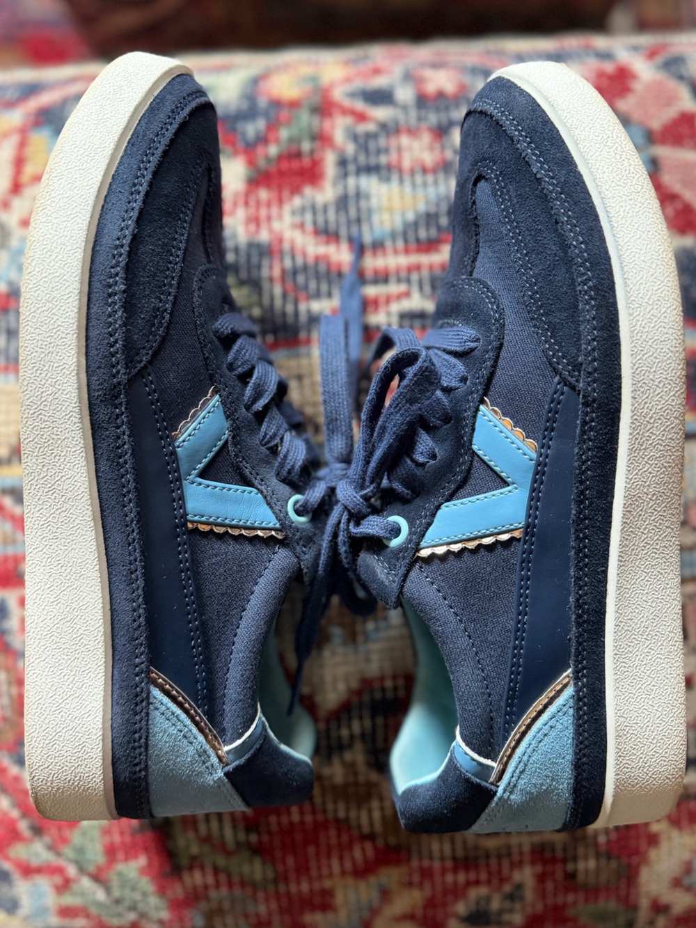 • Vionic Sneakers • - Picture 3 of 6